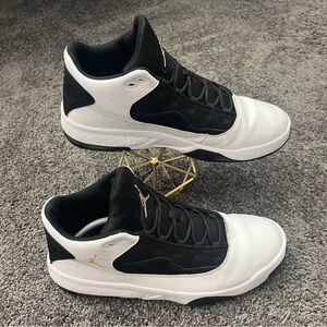 Jordan Max Aura 2 Shoes Men’s Size 13 White Black Gold CK6636-107 MSRP $120